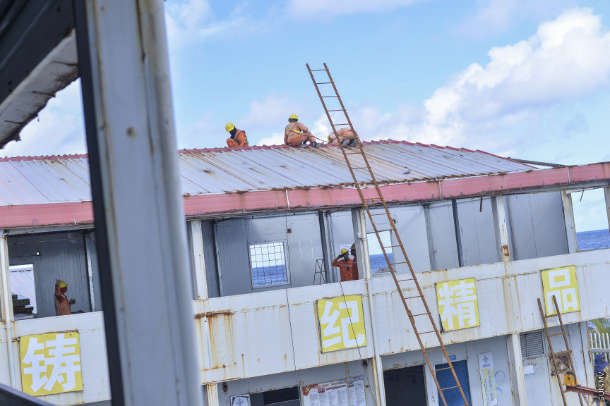 ސެޕްޓެމްބަރު 8، 2019:  ބްރިޖުގެ މަސައްކަތުގައި އުޅުނު ސީސީސީސީ ކުންފުނީގެ އެކޮމޮޑޭޝަން ބްލޮކު ހުރި ތަން ރޫޅާލުން: އެ މީހުންވަނީ އެތަން ރޫޅާލުމަށްފަހު ހުޅުމާލެއަށް ބަދަލުވެފައި ---  ސަން ފޮޓޯ/ މުހައްމަދު މުޒައްޔިން ނާޒިމް