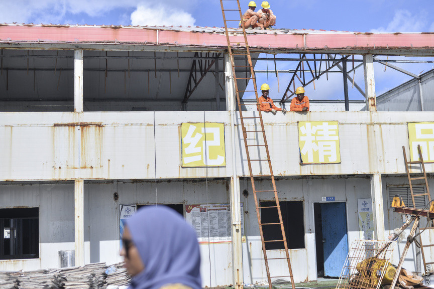 ސެޕްޓެމްބަރު 8، 2019:  ބްރިޖުގެ މަސައްކަތުގައި އުޅުނު ސީސީސީސީ ކުންފުނީގެ އެކޮމޮޑޭޝަން ބްލޮކު ހުރި ތަން ރޫޅާލުން: އެ މީހުންވަނީ އެތަން ރޫޅާލުމަށްފަހު ހުޅުމާލެއަށް ބަދަލުވެފައި ---  ސަން ފޮޓޯ/ މުހައްމަދު މުޒައްޔިން ނާޒިމް