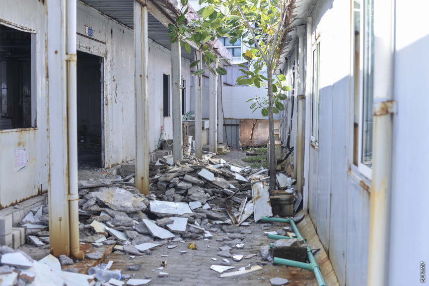 ސެޕްޓެމްބަރު 8، 2019:  ބްރިޖުގެ މަސައްކަތުގައި އުޅުނު ސީސީސީސީ ކުންފުނީގެ އެކޮމޮޑޭޝަން ބްލޮކު ހުރި ތަން ރޫޅާލުން: އެ މީހުންވަނީ އެތަން ރޫޅާލުމަށްފަހު ހުޅުމާލެއަށް ބަދަލުވެފައި ---  ސަން ފޮޓޯ/ މުހައްމަދު މުޒައްޔިން ނާޒިމް