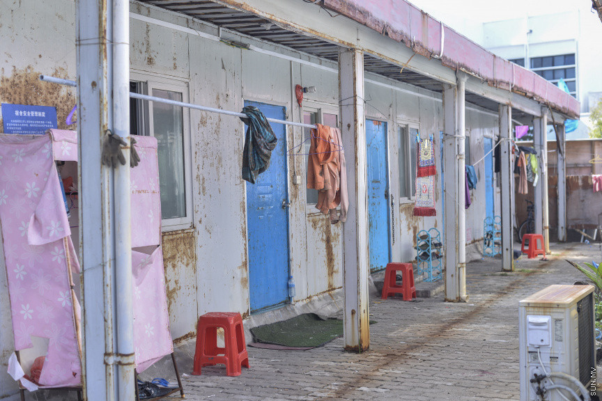 ސެޕްޓެމްބަރު 8، 2019:  ބްރިޖުގެ މަސައްކަތުގައި އުޅުނު ސީސީސީސީ ކުންފުނީގެ އެކޮމޮޑޭޝަން ބްލޮކު ހުރި ތަން ރޫޅާލުން: އެ މީހުންވަނީ އެތަން ރޫޅާލުމަށްފަހު ހުޅުމާލެއަށް ބަދަލުވެފައި ---  ސަން ފޮޓޯ/ މުހައްމަދު މުޒައްޔިން ނާޒިމް