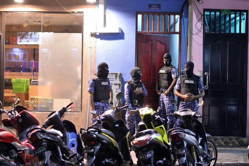 ސެޕްޓެމްބަރ 10، 2019: ރިޔާސީ ކޮމިޝަނުން ތަހުގީގު ކުރަމުން އަންނަ ރަހީނުކޮށް މަރާލާފައިވާ މިނިވަން ނޫހުގެ ނޫސްވެރިޔާ އަހުމަދު ރިލްވާންގެ މައްސަލައިގެ ތަހުގީގަށް މާލެ އާއި އައްޑޫގެ ބައެއް ގެތަކަށް ފުލުހުން ވަދެ ފާސްކުރަން ފެށުން -- ސަން ފޮޓޯ