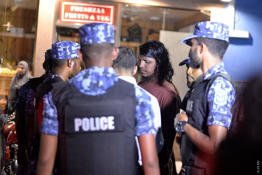 ސެޕްޓެމްބަރ 10، 2019: ރިޔާސީ ކޮމިޝަނުން ތަހުގީގު ކުރަމުން އަންނަ ރަހީނުކޮށް މަރާލާފައިވާ މިނިވަން ނޫހުގެ ނޫސްވެރިޔާ އަހުމަދު ރިލްވާންގެ މައްސަލައިގެ ތަހުގީގަށް މާލެ އާއި އައްޑޫގެ ބައެއް ގެތަކަށް ފުލުހުން ވަދެ ފާސްކުރަން ފެށުން -- ސަން ފޮޓޯ