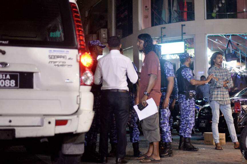 ސެޕްޓެމްބަރ 10، 2019: ރިޔާސީ ކޮމިޝަނުން ތަހުގީގު ކުރަމުން އަންނަ ރަހީނުކޮށް މަރާލާފައިވާ މިނިވަން ނޫހުގެ ނޫސްވެރިޔާ އަހުމަދު ރިލްވާންގެ މައްސަލައިގެ ތަހުގީގަށް މާލެ އާއި އައްޑޫގެ ބައެއް ގެތަކަށް ފުލުހުން ވަދެ ފާސްކުރަން ފެށުން -- ސަން ފޮޓޯ