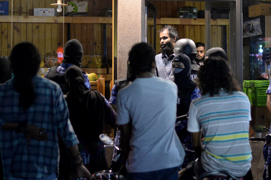 ސެޕްޓެމްބަރ 10، 2019: ރިޔާސީ ކޮމިޝަނުން ތަހުގީގު ކުރަމުން އަންނަ ރަހީނުކޮށް މަރާލާފައިވާ މިނިވަން ނޫހުގެ ނޫސްވެރިޔާ އަހުމަދު ރިލްވާންގެ މައްސަލައިގެ ތަހުގީގަށް މާލެ އާއި އައްޑޫގެ ބައެއް ގެތަކަށް ފުލުހުން ވަދެ ފާސްކުރަން ފެށުން -- ސަން ފޮޓޯ