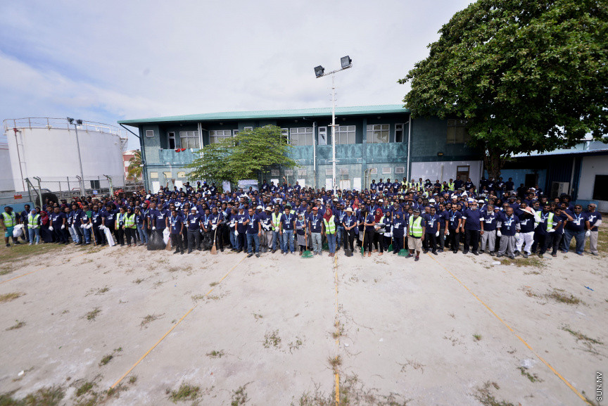 އެމްއޭސީއެލްގެ މުއައްޒަފުން ނުކުމެ ހުޅުމާލެ ސާފުކުރުން -- ސަން ފޮޓޯ/ އަހުމަދު އަވްޝަން އިލްޔާސް