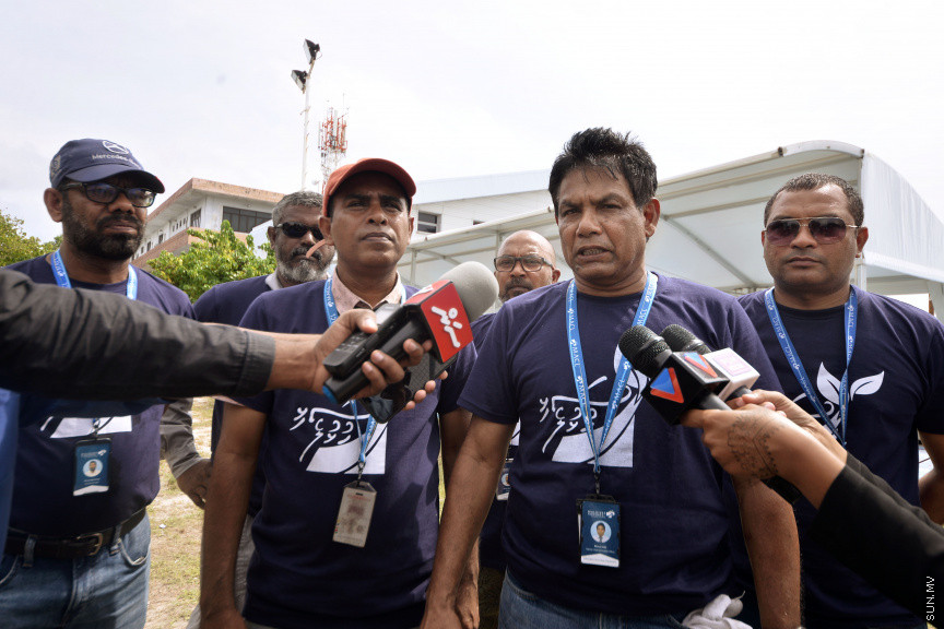 އެމްއޭސީއެލްގެ މުއައްޒަފުން ނުކުމެ ހުޅުމާލެ ސާފުކުރުން -- ސަން ފޮޓޯ/ އަހުމަދު އަވްޝަން އިލްޔާސް