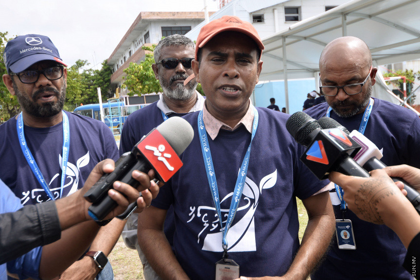 އެމްއޭސީއެލްގެ މުއައްޒަފުން ނުކުމެ ހުޅުމާލެ ސާފުކުރުން -- ސަން ފޮޓޯ/ އަހުމަދު އަވްޝަން އިލްޔާސް