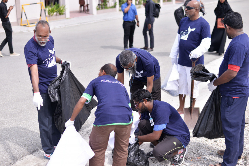 އެމްއޭސީއެލްގެ މުއައްޒަފުން ނުކުމެ ހުޅުމާލެ ސާފުކުރުން -- ސަން ފޮޓޯ/ އަހުމަދު އަވްޝަން އިލްޔާސް