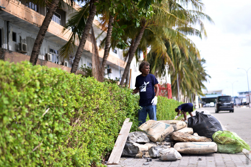 އެމްއޭސީއެލްގެ މުއައްޒަފުން ނުކުމެ ހުޅުމާލެ ސާފުކުރުން -- ސަން ފޮޓޯ/ އަހުމަދު އަވްޝަން އިލްޔާސް