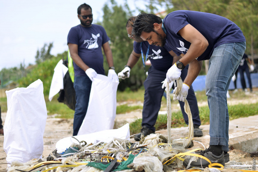 އެމްއޭސީއެލްގެ މުއައްޒަފުން ނުކުމެ ހުޅުމާލެ ސާފުކުރުން -- ސަން ފޮޓޯ/ އަހުމަދު އަވްޝަން އިލްޔާސް