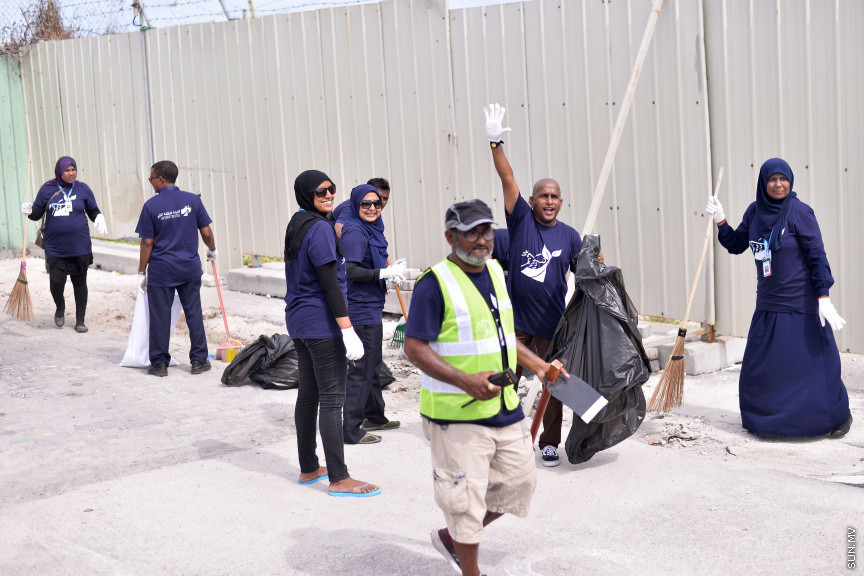 އެމްއޭސީއެލްގެ މުއައްޒަފުން ނުކުމެ ހުޅުމާލެ ސާފުކުރުން -- ސަން ފޮޓޯ/ އަހުމަދު އަވްޝަން އިލްޔާސް