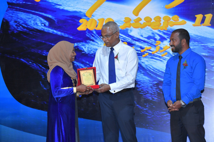 ރ. އަލިފުށީ ސްކޫލަށް 50 އަހަރު ފުރުމުގެ ރަންޔޫބީލް ފާހަގަކުރުމުގެ ޖަލްސާ ތެރެއިން--- ފޮޓޯ / ރައީސް އޮފީސް