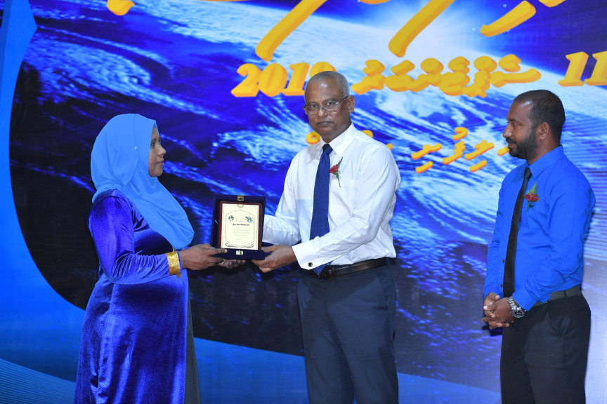 ރ. އަލިފުށީ ސްކޫލަށް 50 އަހަރު ފުރުމުގެ ރަންޔޫބީލް ފާހަގަކުރުމުގެ ޖަލްސާ ތެރެއިން--- ފޮޓޯ / ރައީސް އޮފީސް