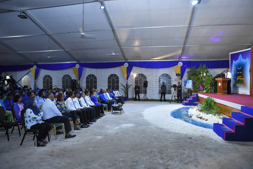 ރ. އަލިފުށީ ސްކޫލަށް 50 އަހަރު ފުރުމުގެ ރަންޔޫބީލް ފާހަގަކުރުމުގެ ޖަލްސާ ތެރެއިން--- ފޮޓޯ / ރައީސް އޮފީސް
