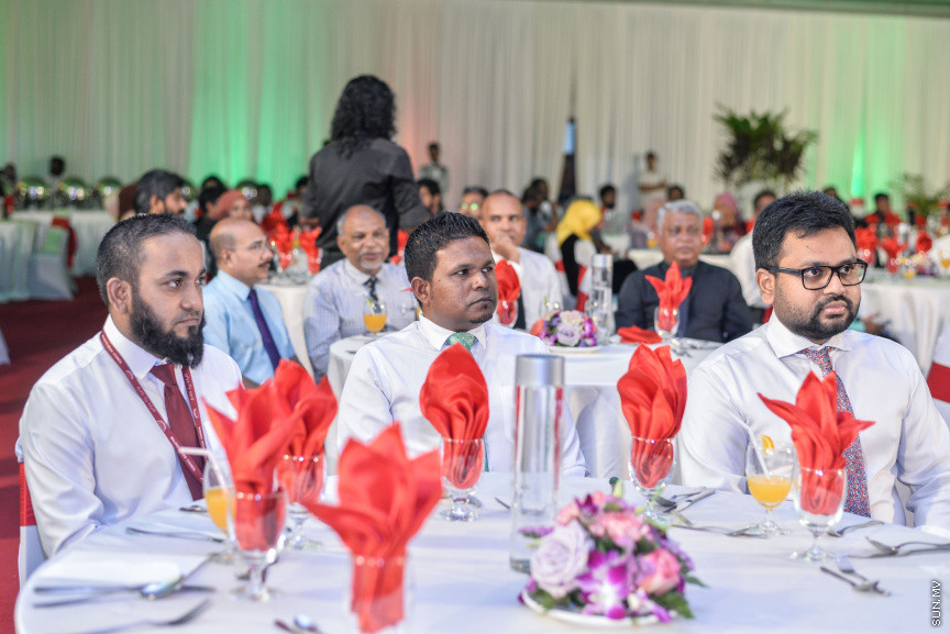 ސެޕްޓެމްބަރ 15، 2019: ދެހާސް އަށާރަވަނަ އަހަރުގެ ނޫސްވެރިކަމުގެ އިނާމު ދިނުމަށް ދަރުބާރުގޭގައި އޮތް ރަސްމިއްޔާތުގެ ތެރެއިން:  އުންމީދީ ނޫސްވެރިޔާގެ އެވޯޑު ލިބުނީ ސަން އޮންލައިންގެ ނޫސްވެރިޔާ ނަޖާހު މަސްއޫދުއަށް - ސަން ފޮޓޯ/ ފަޔާޒު މޫސާ