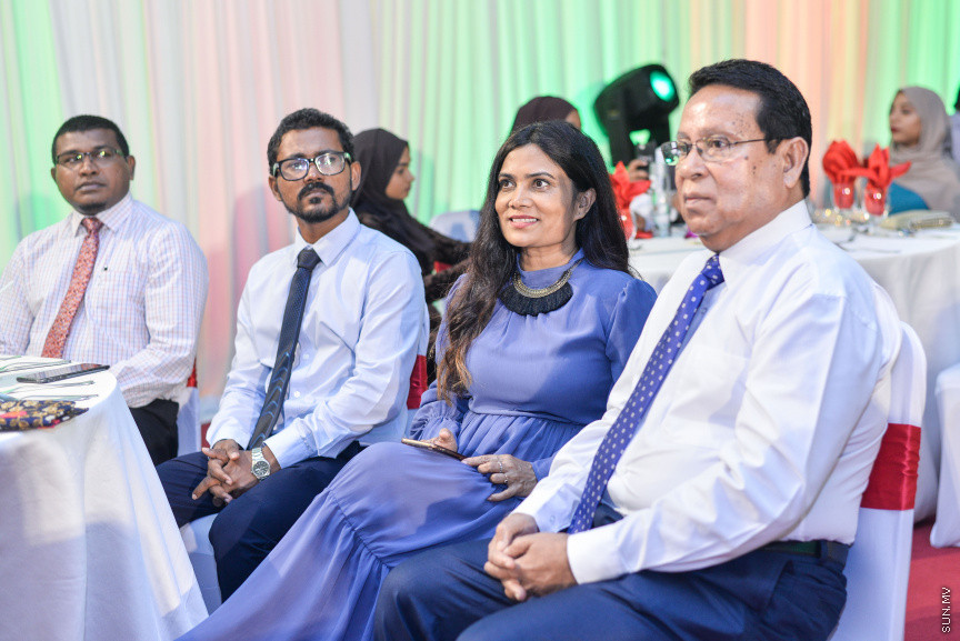 ސެޕްޓެމްބަރ 15، 2019: ދެހާސް އަށާރަވަނަ އަހަރުގެ ނޫސްވެރިކަމުގެ އިނާމު ދިނުމަށް ދަރުބާރުގޭގައި އޮތް ރަސްމިއްޔާތުގެ ތެރެއިން:  އުންމީދީ ނޫސްވެރިޔާގެ އެވޯޑު ލިބުނީ ސަން އޮންލައިންގެ ނޫސްވެރިޔާ ނަޖާހު މަސްއޫދުއަށް - ސަން ފޮޓޯ/ ފަޔާޒު މޫސާ