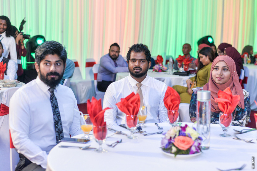 ސެޕްޓެމްބަރ 15، 2019: ދެހާސް އަށާރަވަނަ އަހަރުގެ ނޫސްވެރިކަމުގެ އިނާމު ދިނުމަށް ދަރުބާރުގޭގައި އޮތް ރަސްމިއްޔާތުގެ ތެރެއިން:  އުންމީދީ ނޫސްވެރިޔާގެ އެވޯޑު ލިބުނީ ސަން އޮންލައިންގެ ނޫސްވެރިޔާ ނަޖާހު މަސްއޫދުއަށް - ސަން ފޮޓޯ/ ފަޔާޒު މޫސާ
