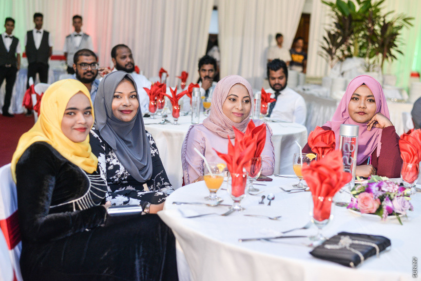 ސެޕްޓެމްބަރ 15، 2019: ދެހާސް އަށާރަވަނަ އަހަރުގެ ނޫސްވެރިކަމުގެ އިނާމު ދިނުމަށް ދަރުބާރުގޭގައި އޮތް ރަސްމިއްޔާތުގެ ތެރެއިން:  އުންމީދީ ނޫސްވެރިޔާގެ އެވޯޑު ލިބުނީ ސަން އޮންލައިންގެ ނޫސްވެރިޔާ ނަޖާހު މަސްއޫދުއަށް - ސަން ފޮޓޯ/ ފަޔާޒު މޫސާ