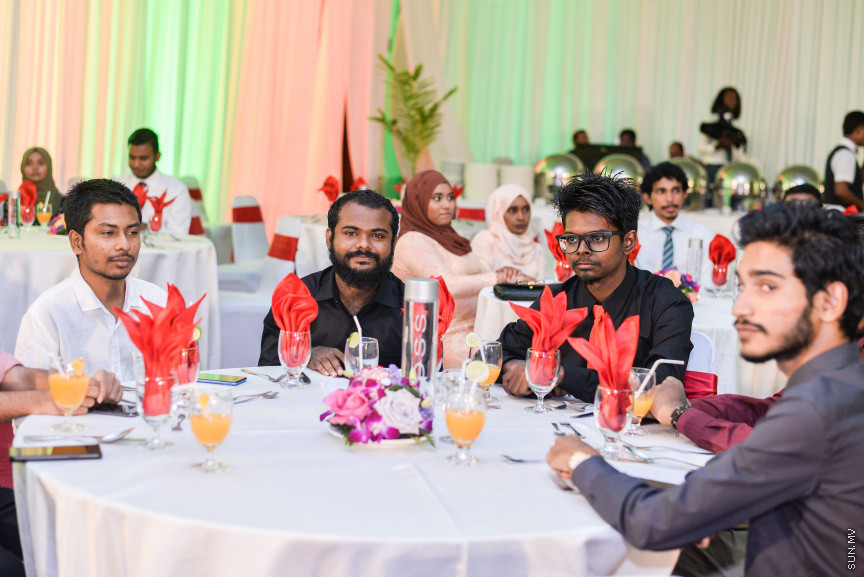 ސެޕްޓެމްބަރ 15، 2019: ދެހާސް އަށާރަވަނަ އަހަރުގެ ނޫސްވެރިކަމުގެ އިނާމު ދިނުމަށް ދަރުބާރުގޭގައި އޮތް ރަސްމިއްޔާތުގެ ތެރެއިން:  އުންމީދީ ނޫސްވެރިޔާގެ އެވޯޑު ލިބުނީ ސަން އޮންލައިންގެ ނޫސްވެރިޔާ ނަޖާހު މަސްއޫދުއަށް - ސަން ފޮޓޯ/ ފަޔާޒު މޫސާ