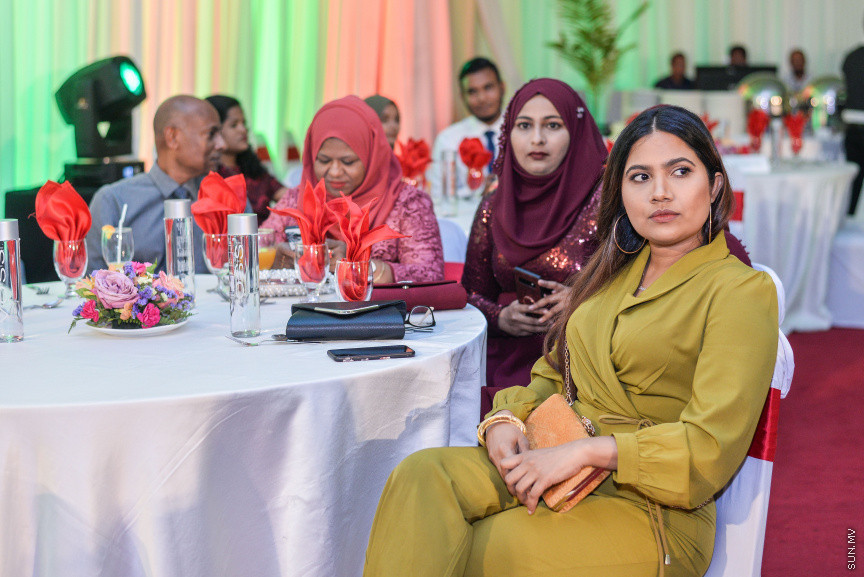 ސެޕްޓެމްބަރ 15، 2019: ދެހާސް އަށާރަވަނަ އަހަރުގެ ނޫސްވެރިކަމުގެ އިނާމު ދިނުމަށް ދަރުބާރުގޭގައި އޮތް ރަސްމިއްޔާތުގެ ތެރެއިން:  އުންމީދީ ނޫސްވެރިޔާގެ އެވޯޑު ލިބުނީ ސަން އޮންލައިންގެ ނޫސްވެރިޔާ ނަޖާހު މަސްއޫދުއަށް - ސަން ފޮޓޯ/ ފަޔާޒު މޫސާ