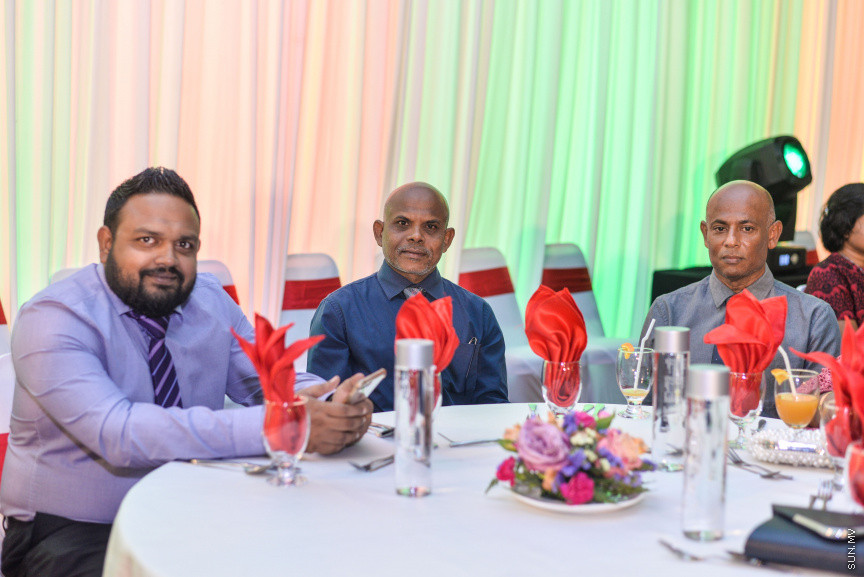 ސެޕްޓެމްބަރ 15، 2019: ދެހާސް އަށާރަވަނަ އަހަރުގެ ނޫސްވެރިކަމުގެ އިނާމު ދިނުމަށް ދަރުބާރުގޭގައި އޮތް ރަސްމިއްޔާތުގެ ތެރެއިން:  އުންމީދީ ނޫސްވެރިޔާގެ އެވޯޑު ލިބުނީ ސަން އޮންލައިންގެ ނޫސްވެރިޔާ ނަޖާހު މަސްއޫދުއަށް - ސަން ފޮޓޯ/ ފަޔާޒު މޫސާ