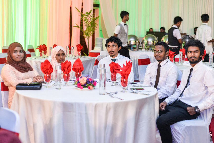 ސެޕްޓެމްބަރ 15، 2019: ދެހާސް އަށާރަވަނަ އަހަރުގެ ނޫސްވެރިކަމުގެ އިނާމު ދިނުމަށް ދަރުބާރުގޭގައި އޮތް ރަސްމިއްޔާތުގެ ތެރެއިން:  އުންމީދީ ނޫސްވެރިޔާގެ އެވޯޑު ލިބުނީ ސަން އޮންލައިންގެ ނޫސްވެރިޔާ ނަޖާހު މަސްއޫދުއަށް - ސަން ފޮޓޯ/ ފަޔާޒު މޫސާ