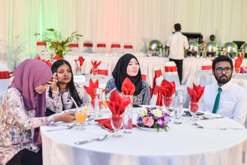 ސެޕްޓެމްބަރ 15، 2019: ދެހާސް އަށާރަވަނަ އަހަރުގެ ނޫސްވެރިކަމުގެ އިނާމު ދިނުމަށް ދަރުބާރުގޭގައި އޮތް ރަސްމިއްޔާތުގެ ތެރެއިން:  އުންމީދީ ނޫސްވެރިޔާގެ އެވޯޑު ލިބުނީ ސަން އޮންލައިންގެ ނޫސްވެރިޔާ ނަޖާހު މަސްއޫދުއަށް - ސަން ފޮޓޯ/ ފަޔާޒު މޫސާ