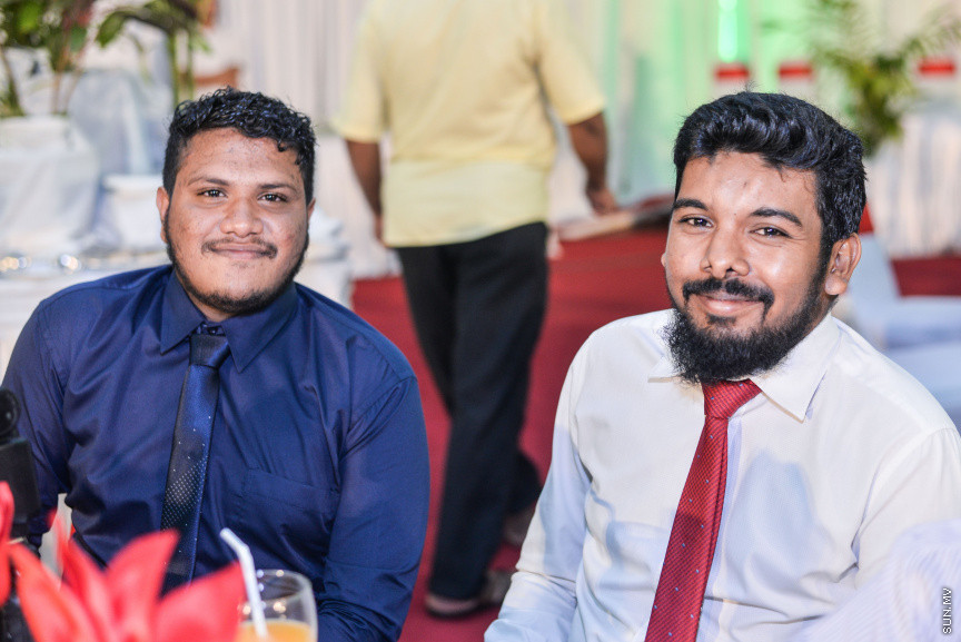 ސެޕްޓެމްބަރ 15، 2019: ދެހާސް އަށާރަވަނަ އަހަރުގެ ނޫސްވެރިކަމުގެ އިނާމު ދިނުމަށް ދަރުބާރުގޭގައި އޮތް ރަސްމިއްޔާތުގެ ތެރެއިން:  އުންމީދީ ނޫސްވެރިޔާގެ އެވޯޑު ލިބުނީ ސަން އޮންލައިންގެ ނޫސްވެރިޔާ ނަޖާހު މަސްއޫދުއަށް - ސަން ފޮޓޯ/ ފަޔާޒު މޫސާ