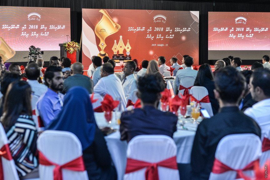 ސެޕްޓެމްބަރ 15، 2019: ދެހާސް އަށާރަވަނަ އަހަރުގެ ނޫސްވެރިކަމުގެ އިނާމު ދިނުމަށް ދަރުބާރުގޭގައި އޮތް ރަސްމިއްޔާތުގެ ތެރެއިން:  އުންމީދީ ނޫސްވެރިޔާގެ އެވޯޑު ލިބުނީ ސަން އޮންލައިންގެ ނޫސްވެރިޔާ ނަޖާހު މަސްއޫދުއަށް - ސަން ފޮޓޯ/ ފަޔާޒު މޫސާ