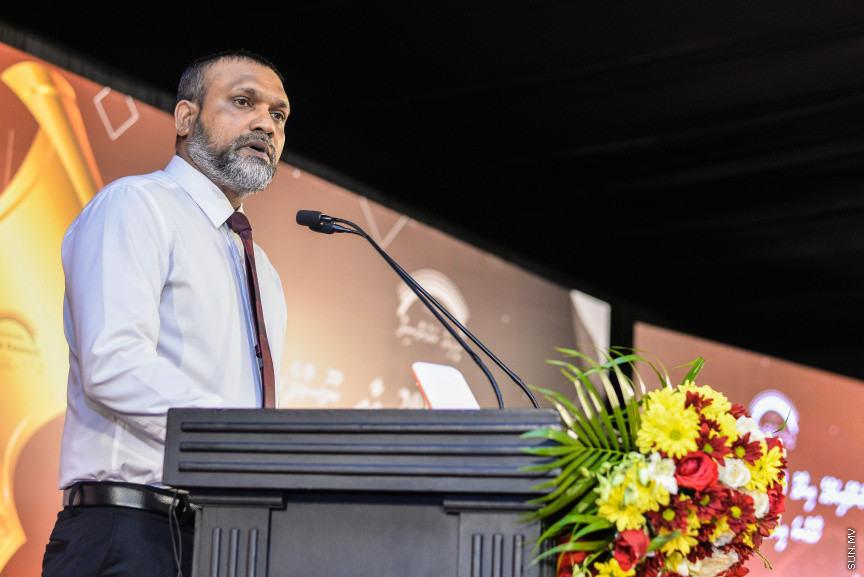 ސެޕްޓެމްބަރ 15، 2019: ދެހާސް އަށާރަވަނަ އަހަރުގެ ނޫސްވެރިކަމުގެ އިނާމު ދިނުމަށް ދަރުބާރުގޭގައި އޮތް ރަސްމިއްޔާތުގެ ތެރެއިން:  އުންމީދީ ނޫސްވެރިޔާގެ އެވޯޑު ލިބުނީ ސަން އޮންލައިންގެ ނޫސްވެރިޔާ ނަޖާހު މަސްއޫދުއަށް - ސަން ފޮޓޯ/ ފަޔާޒު މޫސާ