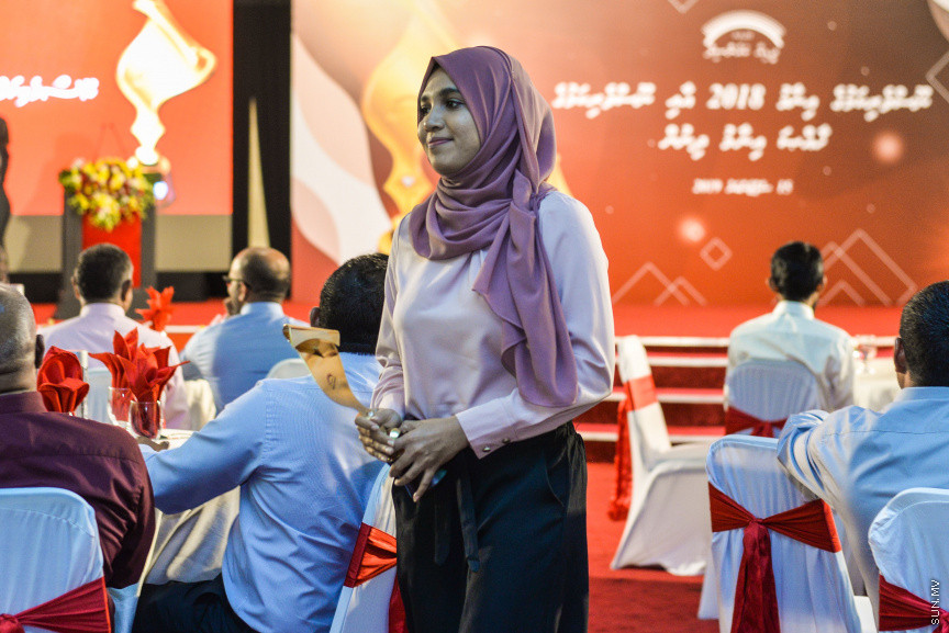 ސެޕްޓެމްބަރ 15، 2019: ދެހާސް އަށާރަވަނަ އަހަރުގެ ނޫސްވެރިކަމުގެ އިނާމު ދިނުމަށް ދަރުބާރުގޭގައި އޮތް ރަސްމިއްޔާތުގެ ތެރެއިން:  އުންމީދީ ނޫސްވެރިޔާގެ އެވޯޑު ލިބުނީ ސަން އޮންލައިންގެ ނޫސްވެރިޔާ ނަޖާހު މަސްއޫދުއަށް - ސަން ފޮޓޯ/ ފަޔާޒު މޫސާ