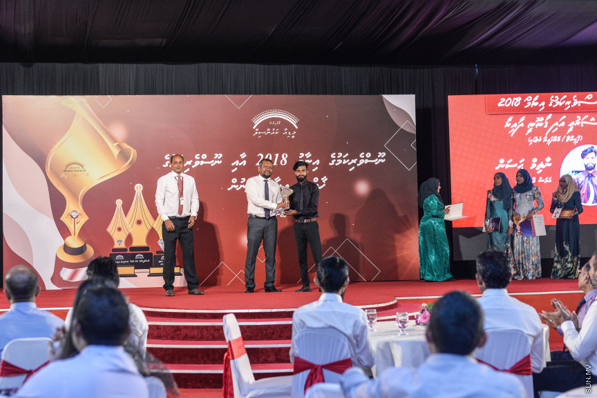 ސެޕްޓެމްބަރ 15، 2019: ދެހާސް އަށާރަވަނަ އަހަރުގެ ނޫސްވެރިކަމުގެ އިނާމު ދިނުމަށް ދަރުބާރުގޭގައި އޮތް ރަސްމިއްޔާތުގެ ތެރެއިން:  އުންމީދީ ނޫސްވެރިޔާގެ އެވޯޑު ލިބުނީ ސަން އޮންލައިންގެ ނޫސްވެރިޔާ ނަޖާހު މަސްއޫދުއަށް - ސަން ފޮޓޯ/ ފަޔާޒު މޫސާ