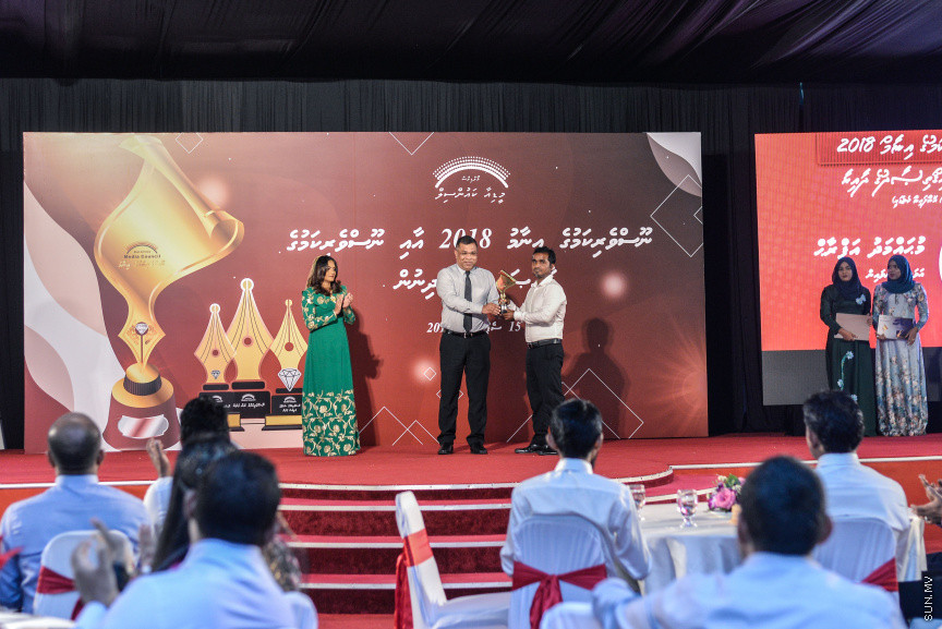 ސެޕްޓެމްބަރ 15، 2019: ދެހާސް އަށާރަވަނަ އަހަރުގެ ނޫސްވެރިކަމުގެ އިނާމު ދިނުމަށް ދަރުބާރުގޭގައި އޮތް ރަސްމިއްޔާތުގެ ތެރެއިން:  އުންމީދީ ނޫސްވެރިޔާގެ އެވޯޑު ލިބުނީ ސަން އޮންލައިންގެ ނޫސްވެރިޔާ ނަޖާހު މަސްއޫދުއަށް - ސަން ފޮޓޯ/ ފަޔާޒު މޫސާ