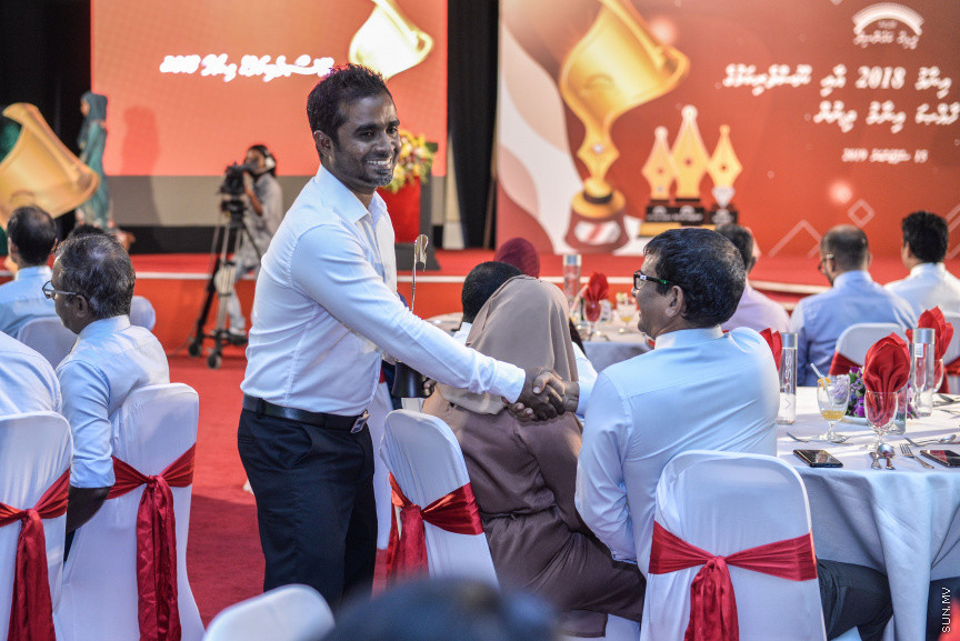 ސެޕްޓެމްބަރ 15، 2019: ދެހާސް އަށާރަވަނަ އަހަރުގެ ނޫސްވެރިކަމުގެ އިނާމު ދިނުމަށް ދަރުބާރުގޭގައި އޮތް ރަސްމިއްޔާތުގެ ތެރެއިން:  އުންމީދީ ނޫސްވެރިޔާގެ އެވޯޑު ލިބުނީ ސަން އޮންލައިންގެ ނޫސްވެރިޔާ ނަޖާހު މަސްއޫދުއަށް - ސަން ފޮޓޯ/ ފަޔާޒު މޫސާ