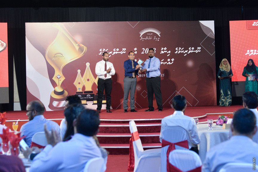 ސެޕްޓެމްބަރ 15، 2019: ދެހާސް އަށާރަވަނަ އަހަރުގެ ނޫސްވެރިކަމުގެ އިނާމު ދިނުމަށް ދަރުބާރުގޭގައި އޮތް ރަސްމިއްޔާތުގެ ތެރެއިން:  އުންމީދީ ނޫސްވެރިޔާގެ އެވޯޑު ލިބުނީ ސަން އޮންލައިންގެ ނޫސްވެރިޔާ ނަޖާހު މަސްއޫދުއަށް - ސަން ފޮޓޯ/ ފަޔާޒު މޫސާ