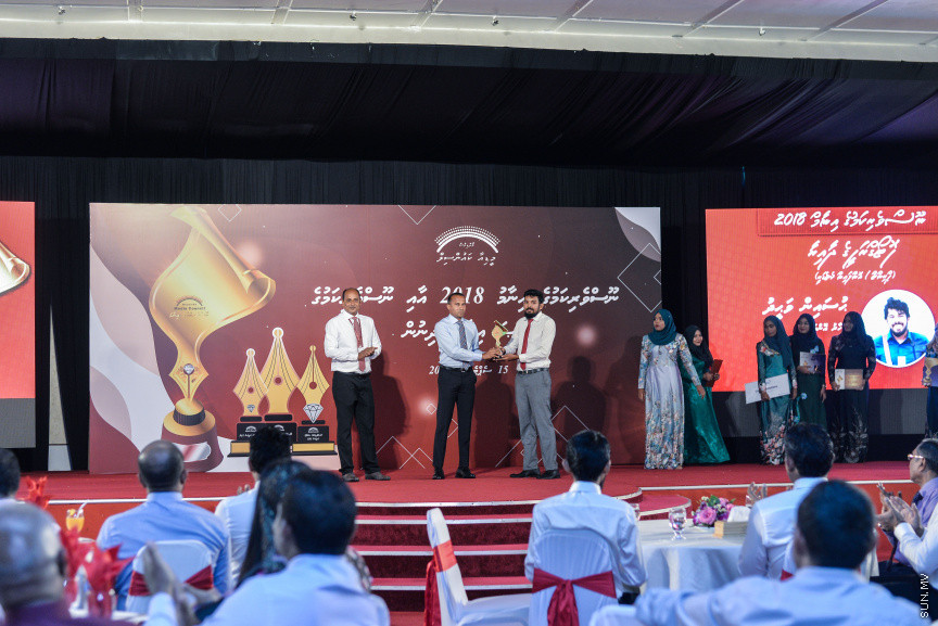 ސެޕްޓެމްބަރ 15، 2019: ދެހާސް އަށާރަވަނަ އަހަރުގެ ނޫސްވެރިކަމުގެ އިނާމު ދިނުމަށް ދަރުބާރުގޭގައި އޮތް ރަސްމިއްޔާތުގެ ތެރެއިން:  އުންމީދީ ނޫސްވެރިޔާގެ އެވޯޑު ލިބުނީ ސަން އޮންލައިންގެ ނޫސްވެރިޔާ ނަޖާހު މަސްއޫދުއަށް - ސަން ފޮޓޯ/ ފަޔާޒު މޫސާސެޕްޓެމްބަރ 15، 2019: ދެހާސް އަށާރަވަނަ އަހަރުގެ ނޫސްވެރިކަމުގެ އިނާމު ދިނުމަށް ދަރުބާރުގޭގައި އޮތް ރަސްމިއްޔާތުގެ ތެރެއިން:  އުންމީދީ ނޫސްވެރިޔާގެ އެވޯޑު ލިބުނީ ސަން އޮންލައިންގެ ނޫސްވެރިޔާ ނަޖާހު މަސްއޫދުއަށް - ސަން ފޮޓޯ/ ފަޔާޒު މޫސާ