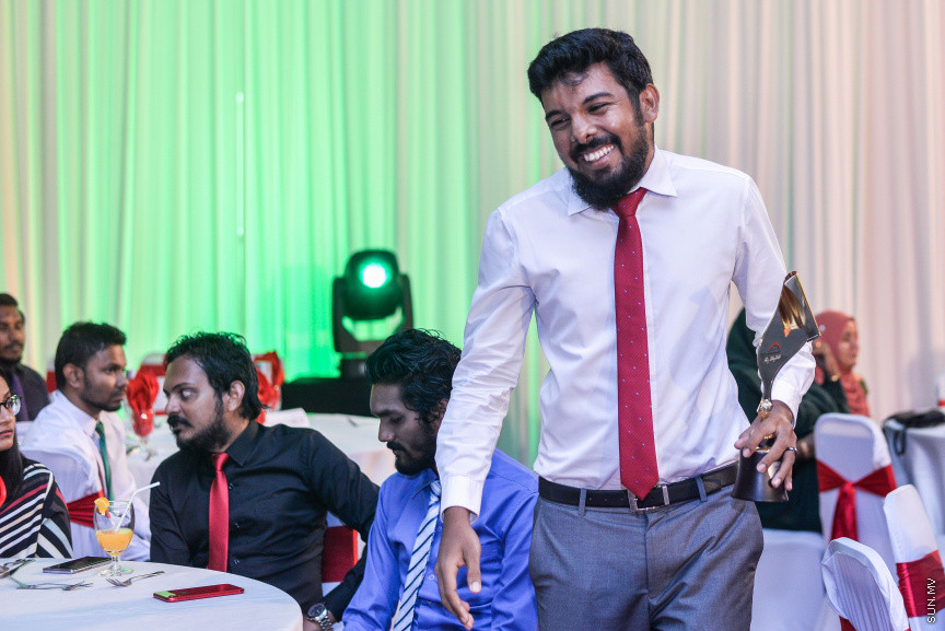 ސެޕްޓެމްބަރ 15، 2019: ދެހާސް އަށާރަވަނަ އަހަރުގެ ނޫސްވެރިކަމުގެ އިނާމު ދިނުމަށް ދަރުބާރުގޭގައި އޮތް ރަސްމިއްޔާތުގެ ތެރެއިން:  އުންމީދީ ނޫސްވެރިޔާގެ އެވޯޑު ލިބުނީ ސަން އޮންލައިންގެ ނޫސްވެރިޔާ ނަޖާހު މަސްއޫދުއަށް - ސަން ފޮޓޯ/ ފަޔާޒު މޫސާ