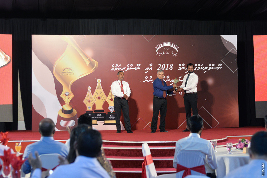 ސެޕްޓެމްބަރ 15، 2019: ދެހާސް އަށާރަވަނަ އަހަރުގެ ނޫސްވެރިކަމުގެ އިނާމު ދިނުމަށް ދަރުބާރުގޭގައި އޮތް ރަސްމިއްޔާތުގެ ތެރެއިން:  އުންމީދީ ނޫސްވެރިޔާގެ އެވޯޑު ލިބުނީ ސަން އޮންލައިންގެ ނޫސްވެރިޔާ ނަޖާހު މަސްއޫދުއަށް - ސަން ފޮޓޯ/ ފަޔާޒު މޫސާ