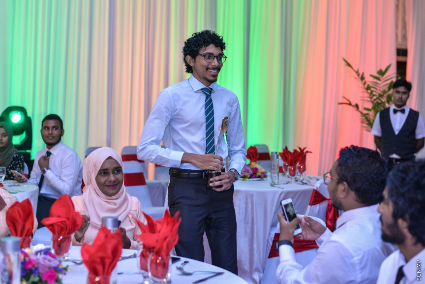 ސެޕްޓެމްބަރ 15، 2019: ދެހާސް އަށާރަވަނަ އަހަރުގެ ނޫސްވެރިކަމުގެ އިނާމު ދިނުމަށް ދަރުބާރުގޭގައި އޮތް ރަސްމިއްޔާތުގެ ތެރެއިން:  އުންމީދީ ނޫސްވެރިޔާގެ އެވޯޑު ލިބުނީ ސަން އޮންލައިންގެ ނޫސްވެރިޔާ ނަޖާހު މަސްއޫދުއަށް - ސަން ފޮޓޯ/ ފަޔާޒު މޫސާ