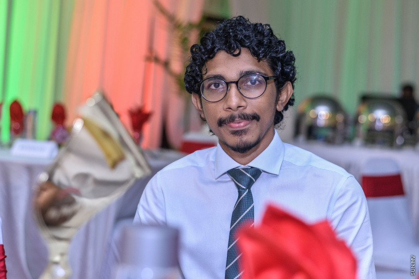 ސެޕްޓެމްބަރ 15، 2019: ދެހާސް އަށާރަވަނަ އަހަރުގެ ނޫސްވެރިކަމުގެ އިނާމު ދިނުމަށް ދަރުބާރުގޭގައި އޮތް ރަސްމިއްޔާތުގެ ތެރެއިން:  އުންމީދީ ނޫސްވެރިޔާގެ އެވޯޑު ލިބުނީ ސަން އޮންލައިންގެ ނޫސްވެރިޔާ ނަޖާހު މަސްއޫދުއަށް - ސަން ފޮޓޯ/ ފަޔާޒު މޫސާ
