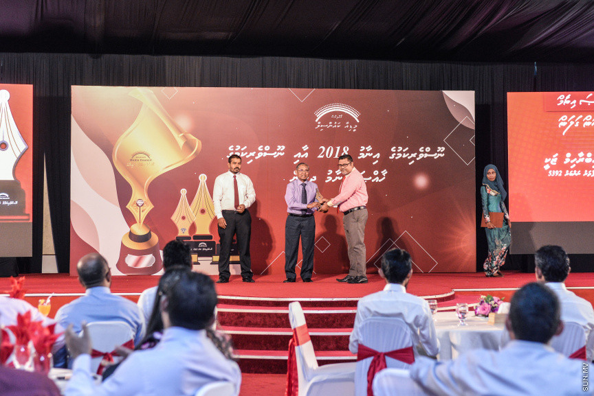 ސެޕްޓެމްބަރ 15، 2019: ދެހާސް އަށާރަވަނަ އަހަރުގެ ނޫސްވެރިކަމުގެ އިނާމު ދިނުމަށް ދަރުބާރުގޭގައި އޮތް ރަސްމިއްޔާތުގެ ތެރެއިން:  އުންމީދީ ނޫސްވެރިޔާގެ އެވޯޑު ލިބުނީ ސަން އޮންލައިންގެ ނޫސްވެރިޔާ ނަޖާހު މަސްއޫދުއަށް - ސަން ފޮޓޯ/ ފަޔާޒު މޫސާ