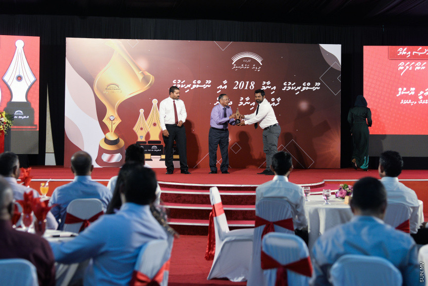ސެޕްޓެމްބަރ 15، 2019: ދެހާސް އަށާރަވަނަ އަހަރުގެ ނޫސްވެރިކަމުގެ އިނާމު ދިނުމަށް ދަރުބާރުގޭގައި އޮތް ރަސްމިއްޔާތުގެ ތެރެއިން:  އުންމީދީ ނޫސްވެރިޔާގެ އެވޯޑު ލިބުނީ ސަން އޮންލައިންގެ ނޫސްވެރިޔާ ނަޖާހު މަސްއޫދުއަށް - ސަން ފޮޓޯ/ ފަޔާޒު މޫސާ
