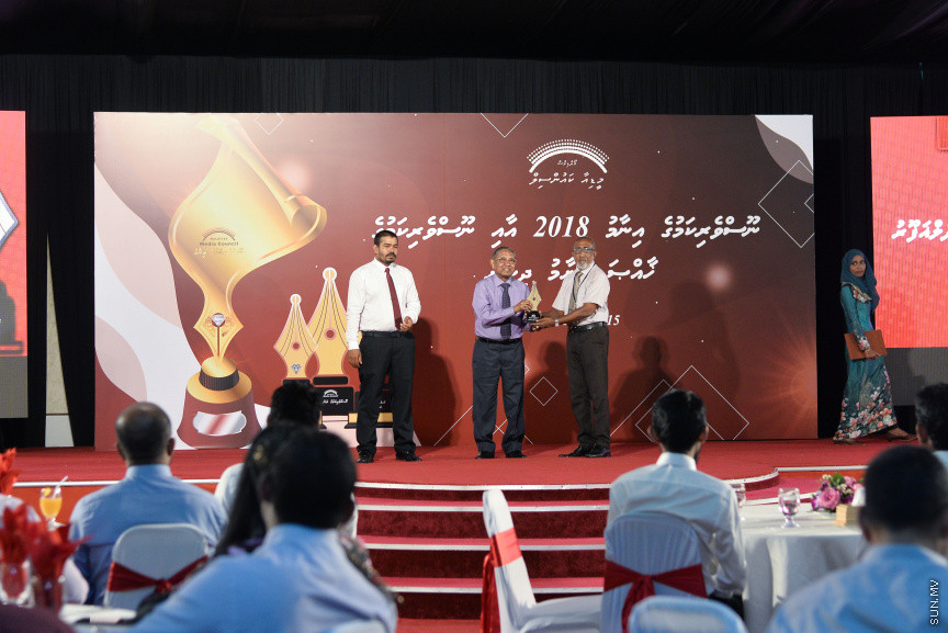 ސެޕްޓެމްބަރ 15، 2019: ދެހާސް އަށާރަވަނަ އަހަރުގެ ނޫސްވެރިކަމުގެ އިނާމު ދިނުމަށް ދަރުބާރުގޭގައި އޮތް ރަސްމިއްޔާތުގެ ތެރެއިން:  އުންމީދީ ނޫސްވެރިޔާގެ އެވޯޑު ލިބުނީ ސަން އޮންލައިންގެ ނޫސްވެރިޔާ ނަޖާހު މަސްއޫދުއަށް - ސަން ފޮޓޯ/ ފަޔާޒު މޫސާ