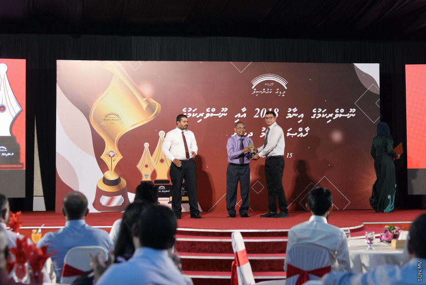 ސެޕްޓެމްބަރ 15، 2019: ދެހާސް އަށާރަވަނަ އަހަރުގެ ނޫސްވެރިކަމުގެ އިނާމު ދިނުމަށް ދަރުބާރުގޭގައި އޮތް ރަސްމިއްޔާތުގެ ތެރެއިން:  އުންމީދީ ނޫސްވެރިޔާގެ އެވޯޑު ލިބުނީ ސަން އޮންލައިންގެ ނޫސްވެރިޔާ ނަޖާހު މަސްއޫދުއަށް - ސަން ފޮޓޯ/ ފަޔާޒު މޫސާ