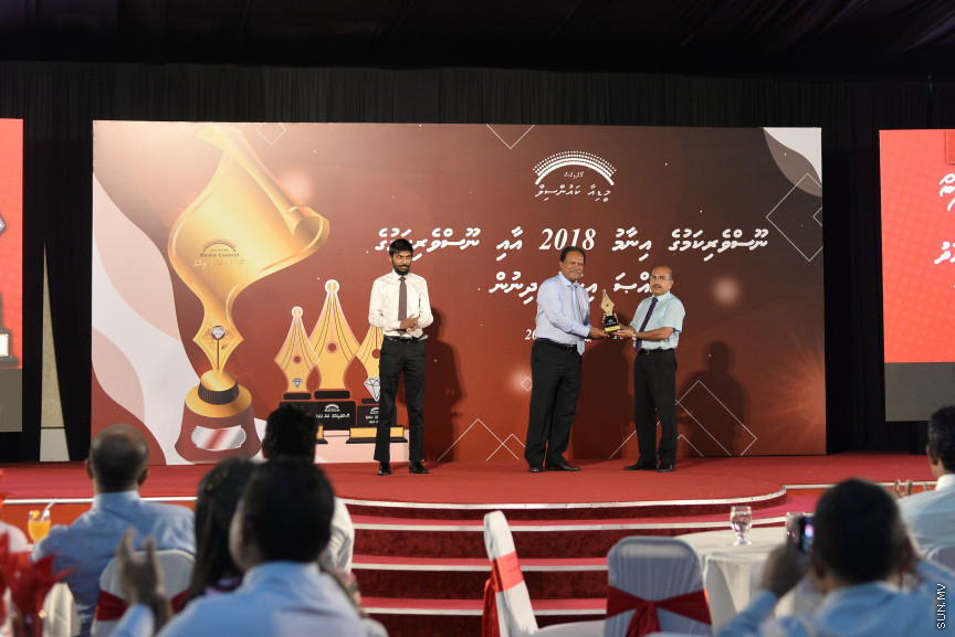 ސެޕްޓެމްބަރ 15، 2019: ދެހާސް އަށާރަވަނަ އަހަރުގެ ނޫސްވެރިކަމުގެ އިނާމު ދިނުމަށް ދަރުބާރުގޭގައި އޮތް ރަސްމިއްޔާތުގެ ތެރެއިން:  އުންމީދީ ނޫސްވެރިޔާގެ އެވޯޑު ލިބުނީ ސަން އޮންލައިންގެ ނޫސްވެރިޔާ ނަޖާހު މަސްއޫދުއަށް - ސަން ފޮޓޯ/ ފަޔާޒު މޫސާ