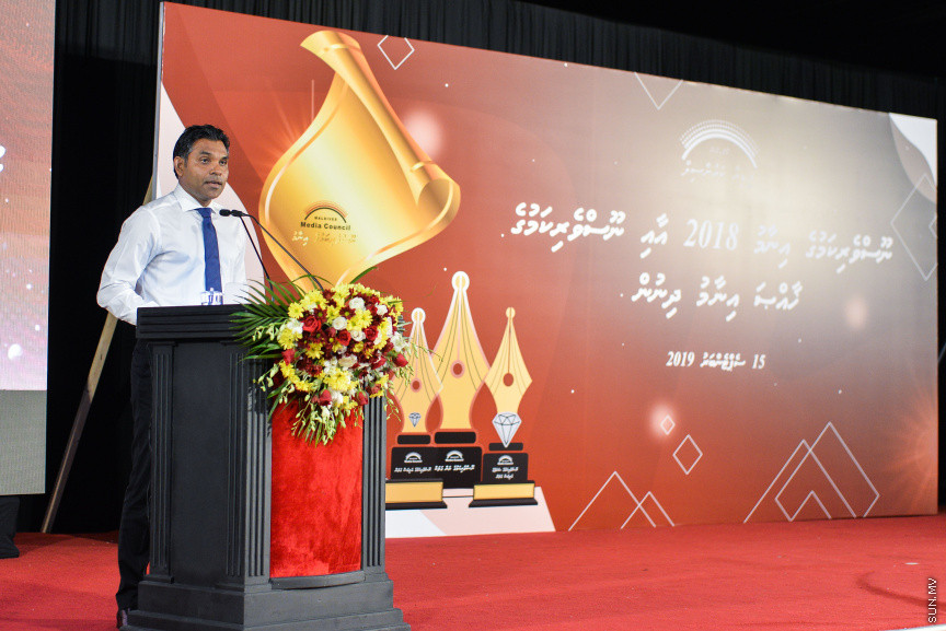 ސެޕްޓެމްބަރ 15، 2019: ދެހާސް އަށާރަވަނަ އަހަރުގެ ނޫސްވެރިކަމުގެ އިނާމު ދިނުމަށް ދަރުބާރުގޭގައި އޮތް ރަސްމިއްޔާތުގެ ތެރެއިން:  އުންމީދީ ނޫސްވެރިޔާގެ އެވޯޑު ލިބުނީ ސަން އޮންލައިންގެ ނޫސްވެރިޔާ ނަޖާހު މަސްއޫދުއަށް - ސަން ފޮޓޯ/ ފަޔާޒު މޫސާ