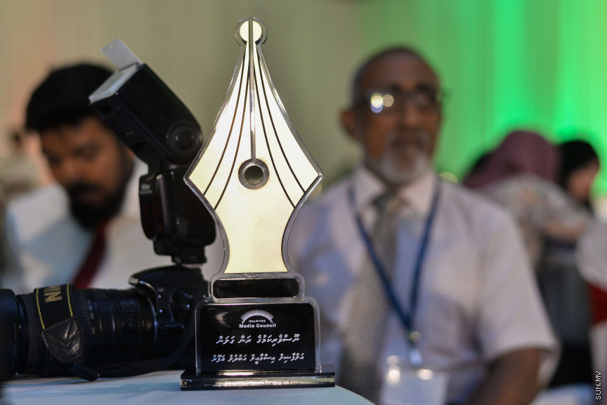 ސެޕްޓެމްބަރ 15، 2019: ދެހާސް އަށާރަވަނަ އަހަރުގެ ނޫސްވެރިކަމުގެ އިނާމު ދިނުމަށް ދަރުބާރުގޭގައި އޮތް ރަސްމިއްޔާތުގެ ތެރެއިން:  އުންމީދީ ނޫސްވެރިޔާގެ އެވޯޑު ލިބުނީ ސަން އޮންލައިންގެ ނޫސްވެރިޔާ ނަޖާހު މަސްއޫދުއަށް - ސަން ފޮޓޯ/ ފަޔާޒު މޫސާ