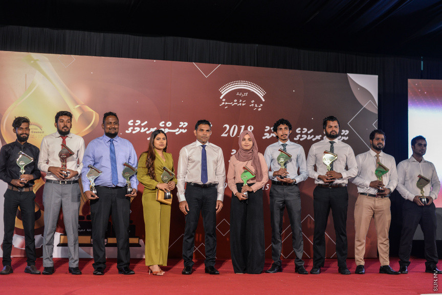 ސެޕްޓެމްބަރ 15، 2019: ދެހާސް އަށާރަވަނަ އަހަރުގެ ނޫސްވެރިކަމުގެ އިނާމު ދިނުމަށް ދަރުބާރުގޭގައި އޮތް ރަސްމިއްޔާތުގެ ތެރެއިން:  އުންމީދީ ނޫސްވެރިޔާގެ އެވޯޑު ލިބުނީ ސަން އޮންލައިންގެ ނޫސްވެރިޔާ ނަޖާހު މަސްއޫދުއަށް - ސަން ފޮޓޯ/ ފަޔާޒު މޫސާ