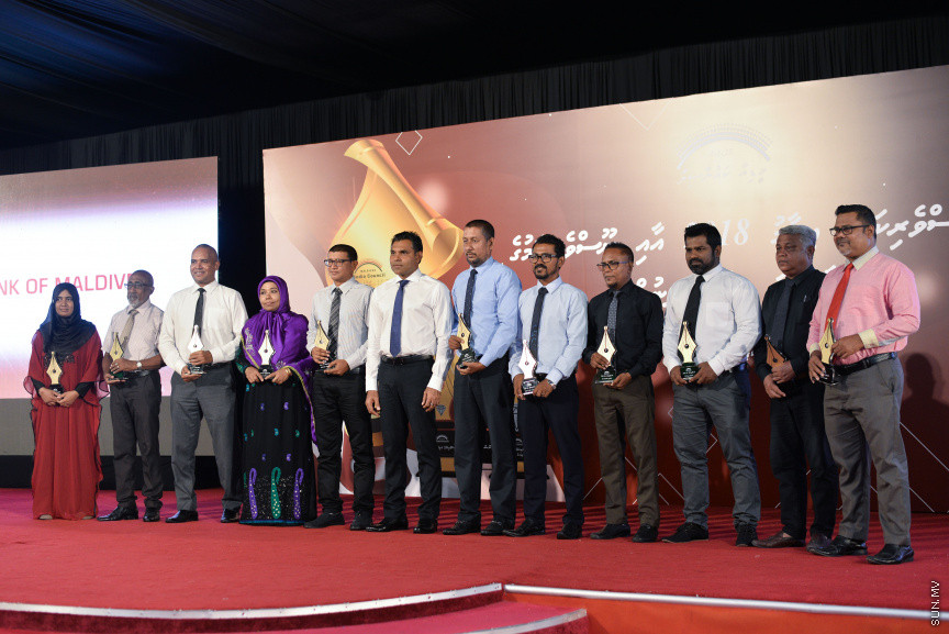 ސެޕްޓެމްބަރ 15، 2019: ދެހާސް އަށާރަވަނަ އަހަރުގެ ނޫސްވެރިކަމުގެ އިނާމު ދިނުމަށް ދަރުބާރުގޭގައި އޮތް ރަސްމިއްޔާތުގެ ތެރެއިން:  އުންމީދީ ނޫސްވެރިޔާގެ އެވޯޑު ލިބުނީ ސަން އޮންލައިންގެ ނޫސްވެރިޔާ ނަޖާހު މަސްއޫދުއަށް - ސަން ފޮޓޯ/ ފަޔާޒު މޫސާ