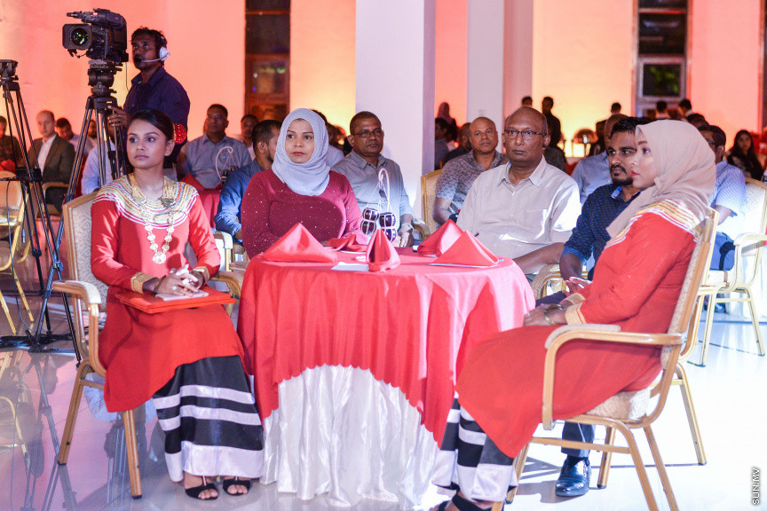 ސެޕްޓެމްބަރ 16، 2019: "ފަންނު އެކްސްޕޯ 2019" ލޯންޗް ކުރުމުގެ ގޮތުން ނެޝަނަލް އާޓް ގެލަރީގައި ބޭއްވި ރަސްމިއްޔާތުގެ ތެރެއިން -- ސަން ފޮޓޯ/ ފަޔާޒު މޫސާ